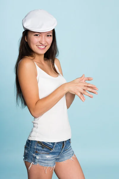 Красивая улыбающаяся азиатская молодая женщина . — стоковое фото