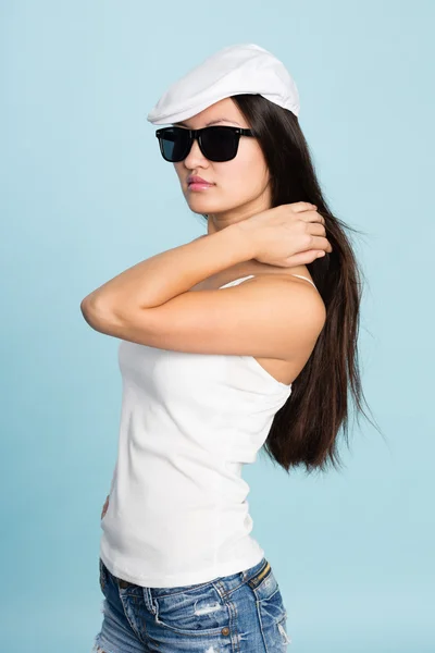 Güzel genç Asyalı kadın güneş gözlüğü. — Stok fotoğraf