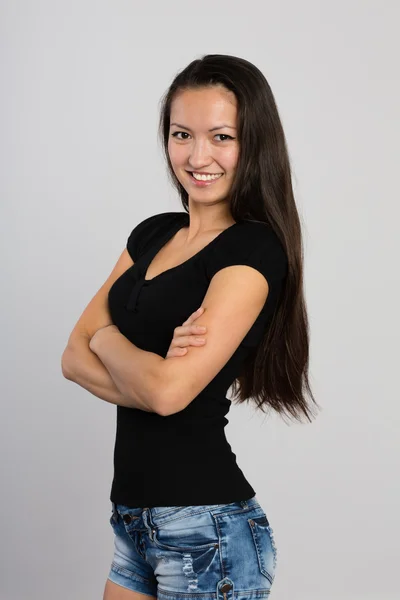 Vacker leende asiatisk ung kvinna. — Stockfoto