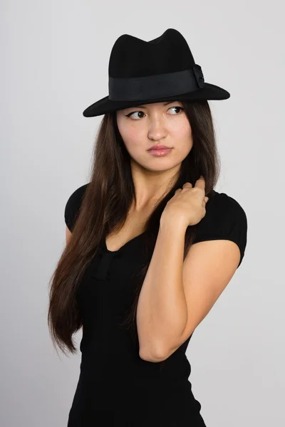 Beautiful young Asian woman looks away. — Stock Photo, Image