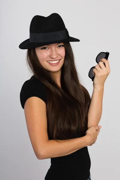 Bela sorrindo ásia jovem mulher no um feltro chapéu — Fotografia de Stock