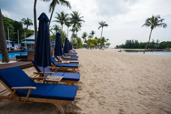 Палубные стулья на пляже острова Сентоса в Сингапуре . — стоковое фото