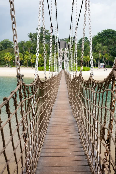 Suspension footbridge to the island of Sentosa in Singapore. — Stock Photo, Image