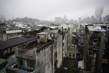 eski apartman blokları macau Çin yağmurlu bir gün