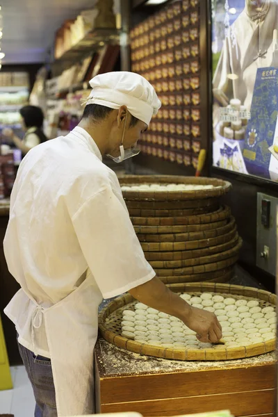 Confectioner fabrique des biscuits dans un magasin de bonbons — Photo