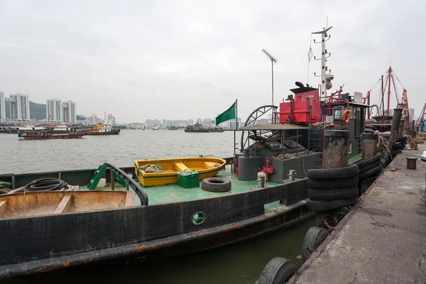 Bogserbåt och fiskefartyg är vid kaj i hamn av macao. — Stockfoto