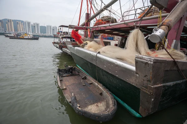 Fischerboot und Boot an der Anlegestelle im Fischereihafen von Macau — Stockfoto