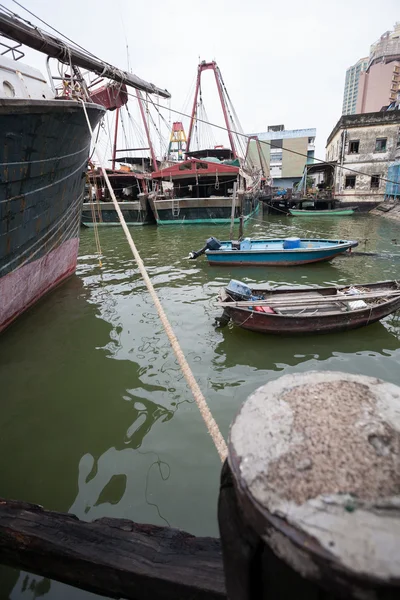 Barcos de pesca están en el muelle en el puerto pesquero de Macao . — Foto de Stock