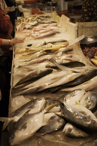 Saltvatten fisk på fiskmarknaden counter i macau. — Stockfoto