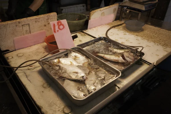 Риба морська на лічильник рибний ринок в Макао. — стокове фото