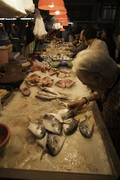 Vendedores de pescado y compradores en el Mercado Municipal de Pescado en Macao — Foto de Stock