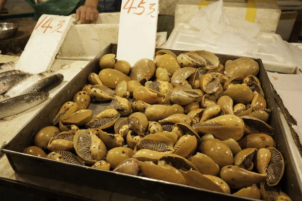 Mollusques et poissons au comptoir du marché aux poissons de Macao . — Photo