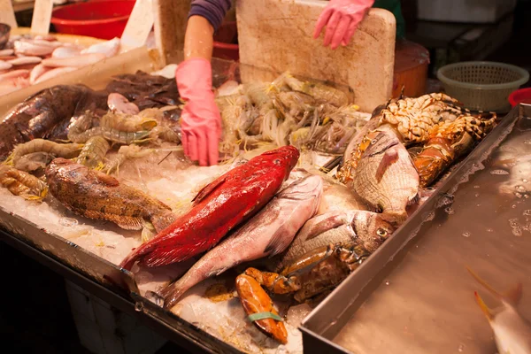 在柜台上的盐水鱼鱼市场在澳门. — 图库照片