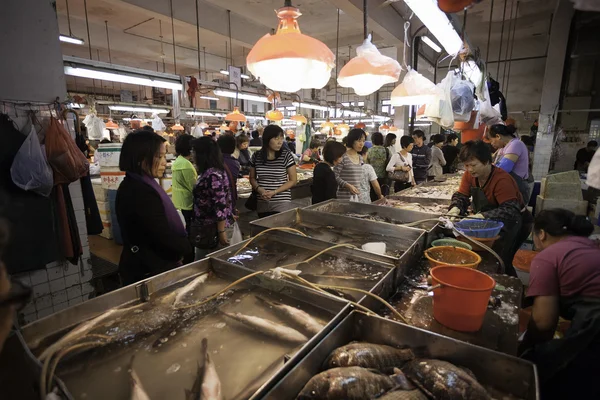 Vendeurs et acheteurs de poisson au marché aux poissons de Macao — Photo