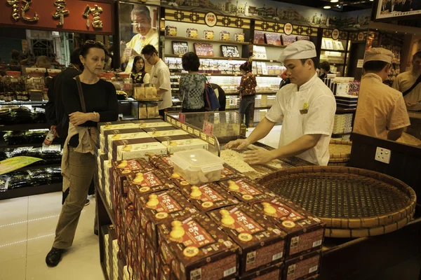 Banketbakker produceert koekjes in snoepwinkel in macau — Stockfoto