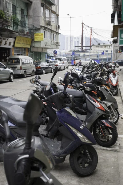 Macau yol kenarında park scooter — Stok fotoğraf