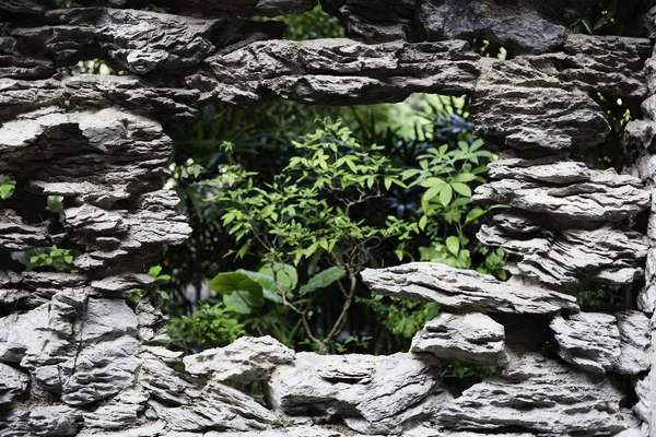 Muur van stenen met de opening in centrum. — Stockfoto