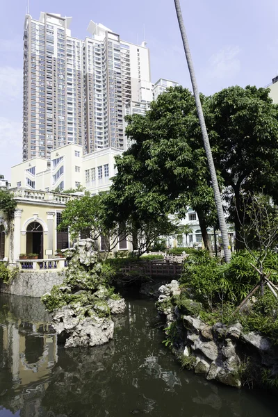 City park with a pond in Macau. — Stock Photo, Image