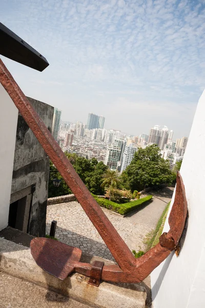 Anchor at the Guia Lighthouse overlooking the Macau — Stock Photo, Image