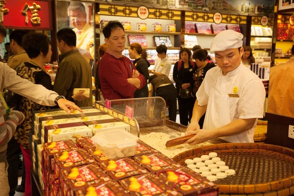 Confeiteiro fabrica biscoitos em loja de doces em Macau — Fotografia de Stock