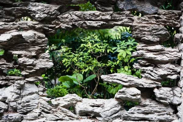 Каменная стена с отверстием в центре . — стоковое фото
