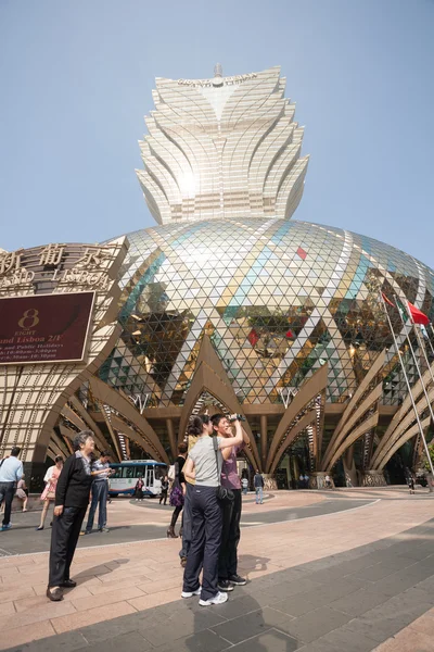 Τουρίστες στο grand lisboa casino στο Μακάο — Stock fotografie