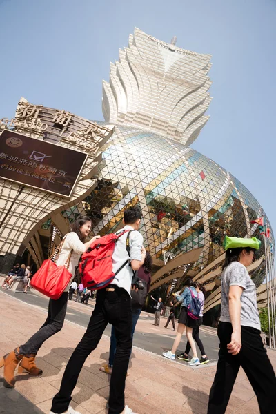 Tourists at the Grand Lisboa Casino in Macau — Stock Photo, Image