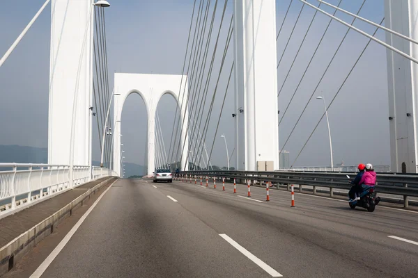 Puente de aguas bajas sobre un estrecho de mar en Macao . —  Fotos de Stock