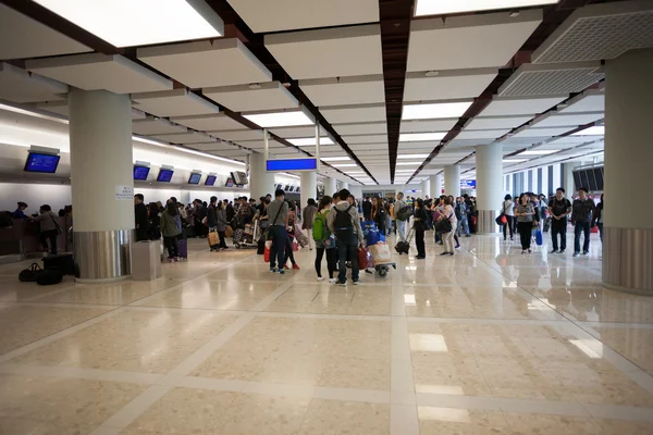 Pasajeros en el aeropuerto de Hong Kong — Foto de Stock