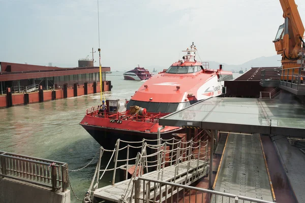 Ferry Turbojet no cais terminal marítimo Macau . — Fotografia de Stock