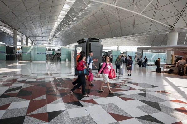 Pasajeros en el aeropuerto de Hong Kong — Foto de Stock