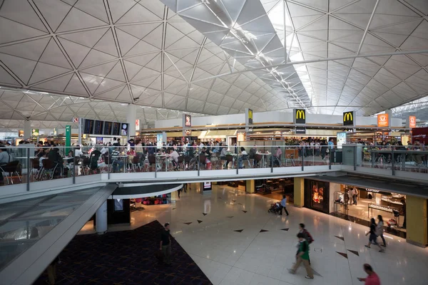 Passeggeri all'aeroporto di Hong Kong — Foto Stock