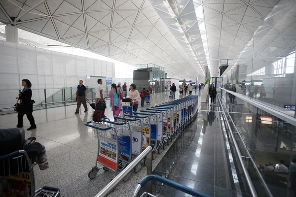 Pasażerów na lotnisku w hong Kongu — Stok fotoğraf