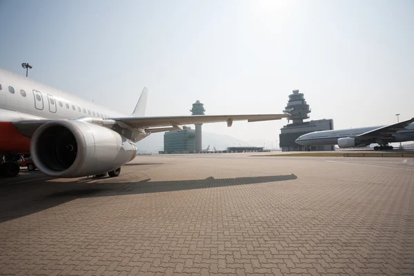 Avions de passagers dans l'aéroport international de Hong Kong — Photo