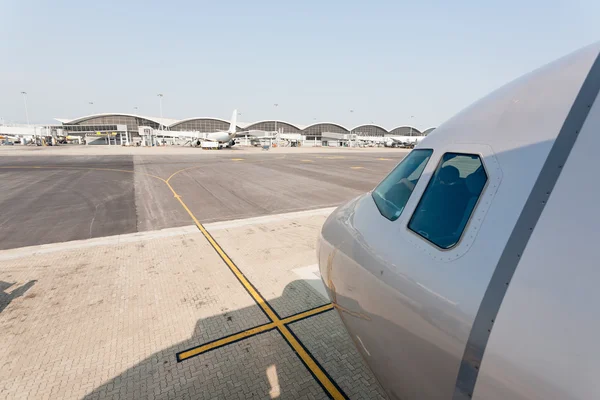 Passenger aircraft in Hong Kong International Airport — Stock Photo, Image