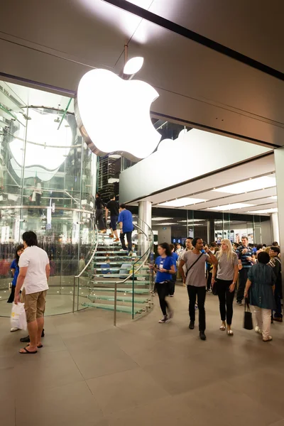 Compradores en la entrada de la tienda Apple en Hong Kong — Foto de Stock
