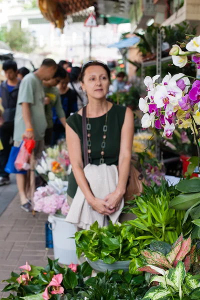 Mulher visitante de Hong Kong loja de flores . — Fotografia de Stock