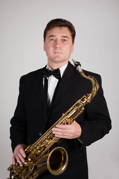 Saxofonist met een saxofoon — Stockfoto