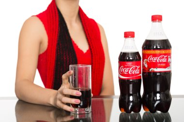 coca-cola bir bardak tutan kız