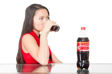 Kız Coca Cola içecekler