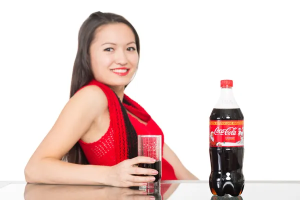 Девушка с бокалом кока-колы — стоковое фото