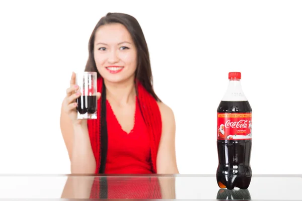 Девушка с бокалом кока-колы — стоковое фото
