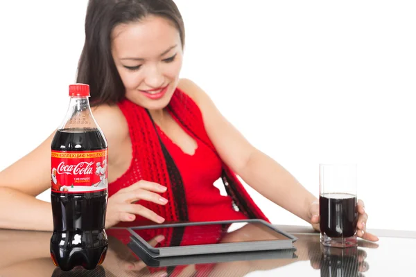 Girl holding a glass of Coca-Cola — Stock Photo, Image