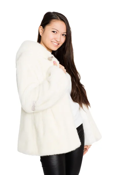 Retrato de uma menina sorridente em um casaco de peles . — Fotografia de Stock