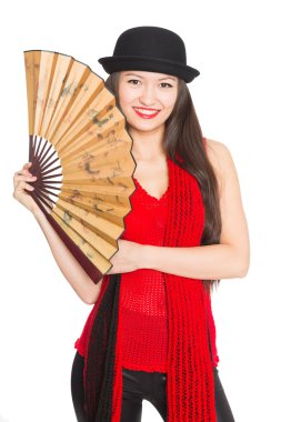 güzel kız Asya şapkalı bir fan ile.