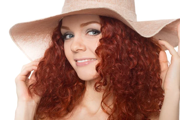 Söpö nuori nainen hattu päässään — kuvapankkivalokuva