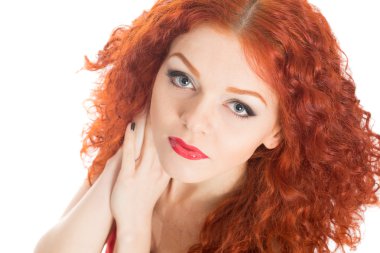 Kıvırcık kızıl saçlı güzel genç kız.