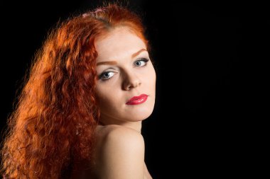 düşünceli bir görünüm ile şirin kız