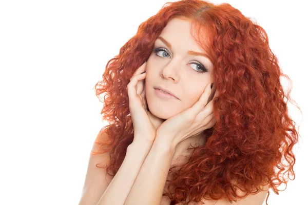 Jonge vrouw met krullend rood haar — Stockfoto