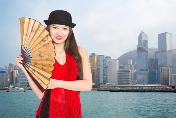 Usmívající se dívka na pozadí hong kong — Stock fotografie